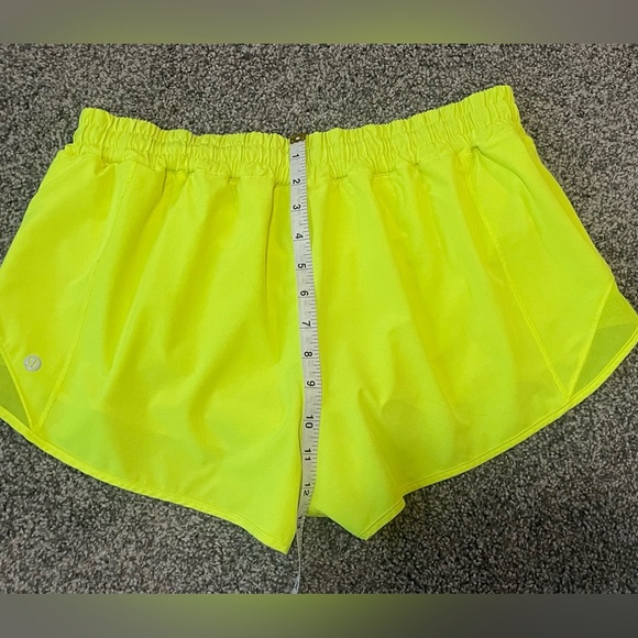Lululemon hotty hot lined short 2.5” - Picture 2 of 5